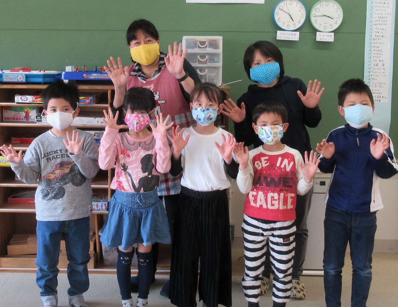 婦人会の手作りマスクが児童館に届けられています！の写真